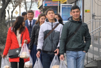 Фотография к новости: Жасотановец накормил жителей Шымкента 25 кг плова