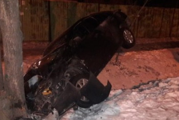 Фотография к новости: Автомобиль повис над арыком после ДТП в Алматы, двое пострадали