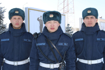 Гвардейцы вернули найденное портмоне профессору вуза в Астане