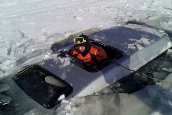 Фотография к новости: Автомобиль с людьми провалился под лед на Капшагае