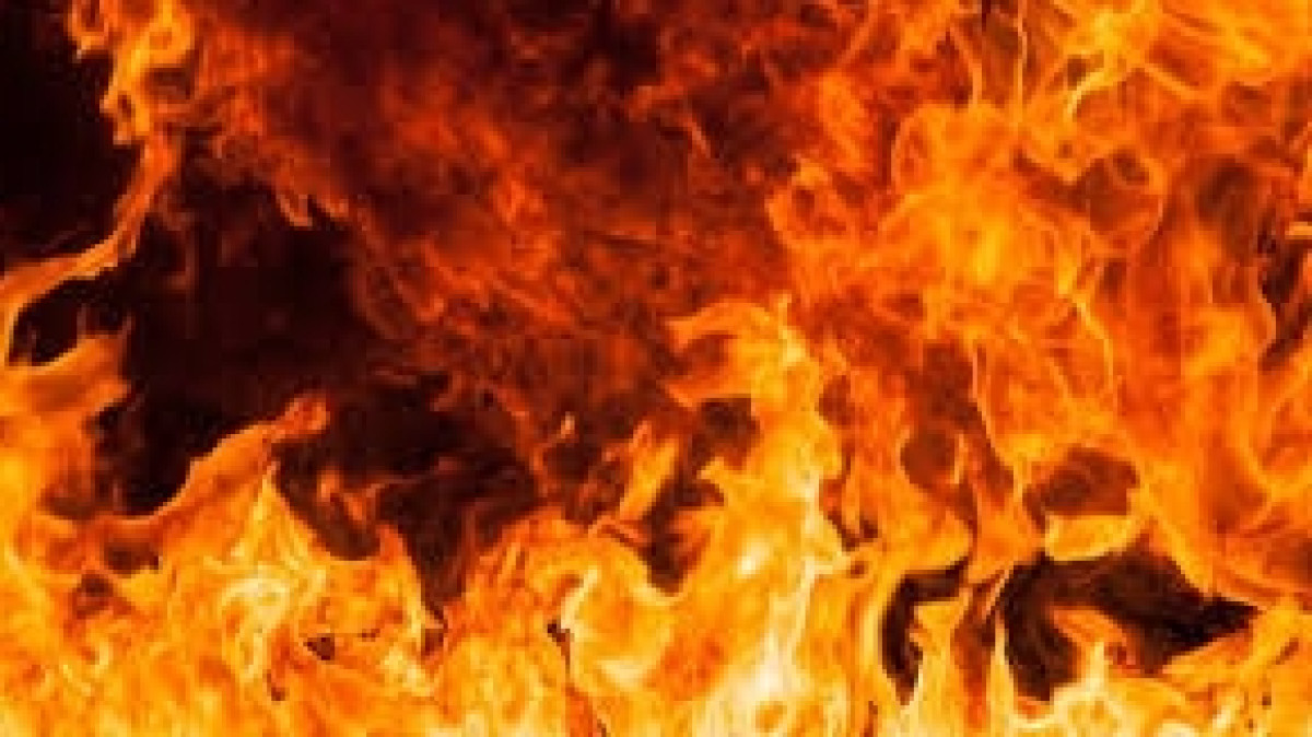 Частный дом загорелся около рынка "Тастак" в Алматы 