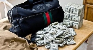 Полмиллиона долларов выбросил контрабандист на кыргызско-узбекской границе