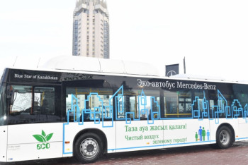 Фотография к новости: Бауыржан Байбек протестировал эко-автобус немецкой фирмы в Алматы