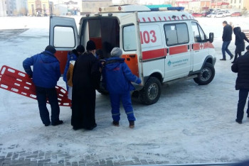 Фотография к новости: Архиепископа вынесли на носилках с отчетной встречи акима ЗКО