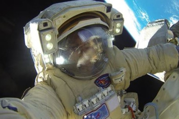 Фотография к новости: Снимки из космоса озера Балхаш и Байконура опубликовал российский космонавт