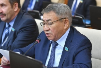 Фотография к новости: За 43 тысячи тенге должен снимать жилье и кормить семью – депутат поднял вопрос о работе пожарных