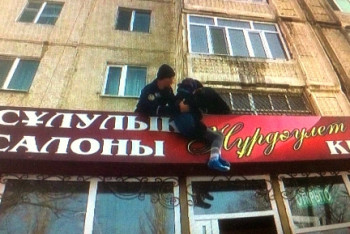 Фотография к новости: Спасатели сняли бабушку с крыши салона красоты в Жамбылской области