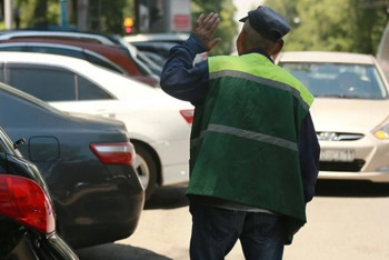 Фотография к новости: "Не нужно платить "жилеточникам" - в Алматы продолжают борьбу с нелегальными парковщиками