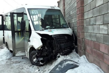 В пассажирском автобусе Алматы отказали тормоза, пострадали семь человек