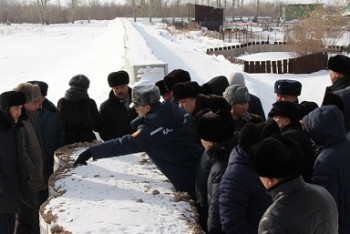 Фотография к новости: Спасатели обучают сельских чиновников противопаводковым мероприятиям