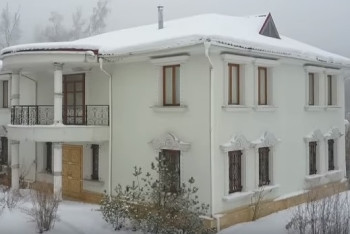 Фотография к новости: Алматинский особняк Аблязова показал экс-депутат Бердонгаров