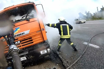 Груженый пивом грузовик горел в Костанайской области