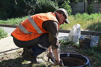 Фотография к новости: Коммунальщики нашли тело младенца в канализационном люке в Атбасаре
