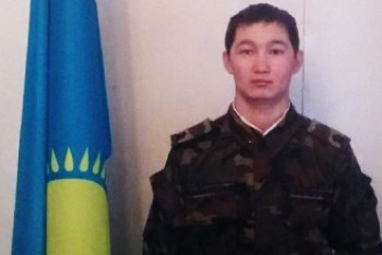 Фотография к новости: Пожарный из ЗКО нашел портмоне с 1 млн тенге и вернул владельцу