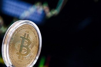 Фотография к новости: Депутаты бьют тревогу: Люди продают дома, имущество и покупают криптовалюту 