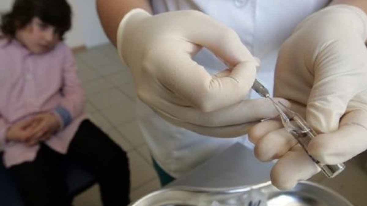 Школьников начали вакцинировать против гепатита А в Карагандинской области