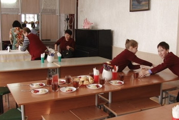 Из-за гепатита в лицее отказались предоставлять ученикам стаканы для воды в Темиртау