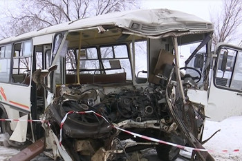 Два человека скончались при столкновении автобуса с фурой в Уральске