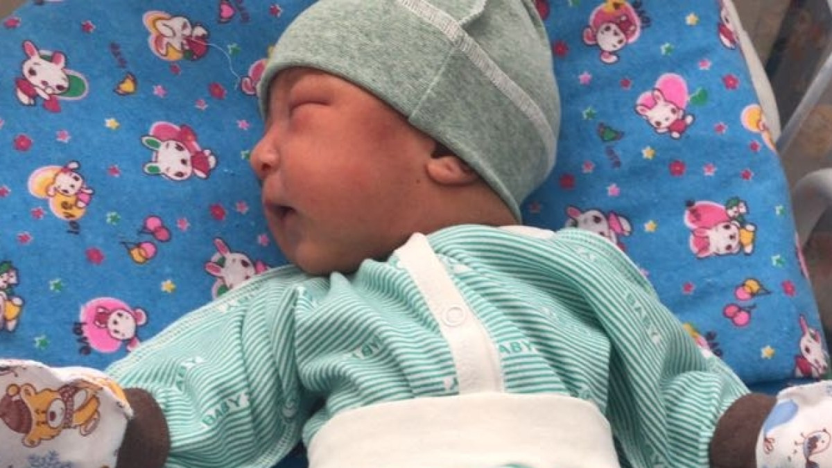 Медики ищут родных малыша, найденного в мусорном контейнере Павлодара