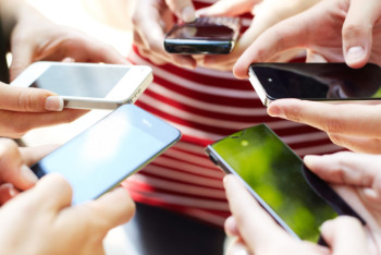 Больше половины казахстанских абонентов выходят в интернет через мобильники