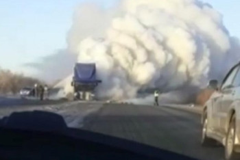 Фотография к новости: Ехавший в Москву грузовик загорелся на трассе под Актобе