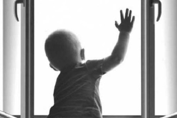 Фотография к новости: В Якутии мужчина выбросил из окна младенца