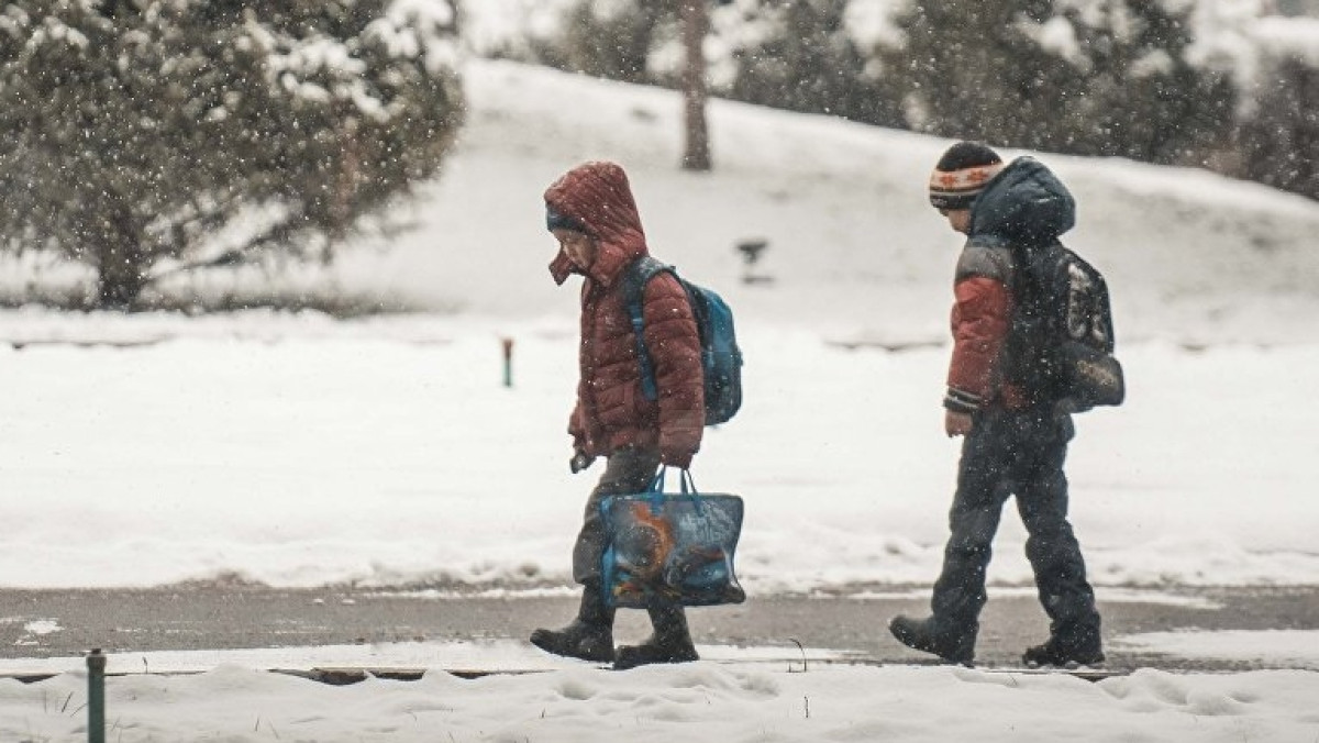 Впервые из-за морозов в Алматы отменили занятия для школьников