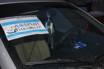 Фотография к новости: Замерзающим павлодарцам помогают "добрые водители"