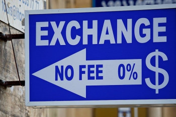 Фотография к новости: Все меньше долларов сдают в обменники казахстанцы