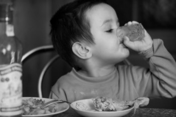 Фотография к новости: 6-летнего ребенка лечат от алкоголизма в Усть-Каменогорске - СМИ