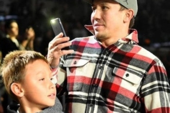 Фотография к новости: Головкин вернулся в США и сводил сына-хоккеиста на матч НХЛ