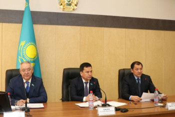 Фотография к новости: Работой депутатов не удовлетворен аким Атырауской области