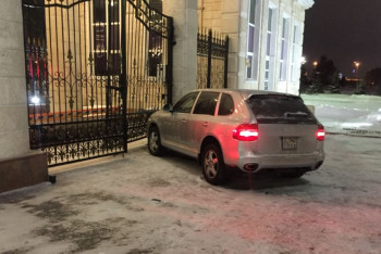 Фотография к новости: Фото въехавшего в КПП Акорды Porsche Cayenne распространяют в соцсетях