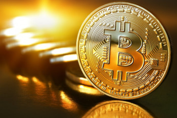 Фотография к новости: За сутки курс биткоина рухнул на 25%