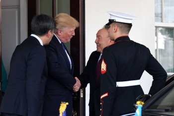 Фотография к новости: Дональд Трамп лично вышел встретить Нурсултана Назарбаева на крыльце Белого дома