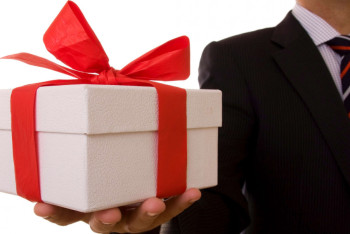 Фотография к новости: Изъятые у чиновников ЗКО подарки распродают на торгах