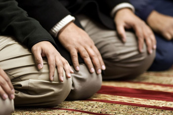 Фотография к новости: Атыраусцев предупредили о штрафе за намаз в неположенных местах