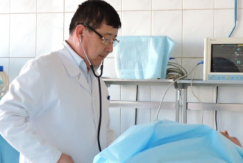 Врач из Актау спас жизнь пассажира на борту самолета