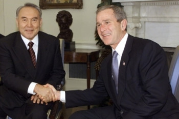 Фотография к новости: Архивное видео со встречи Назарбаева с Бушем появилось в сети