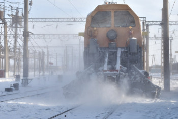 Фотография к новости: Железную дорогу от снега расчищают 1500 работников - КТЖ
