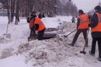 Снегопад в Алматы: город расчищают более двух тысяч рабочих