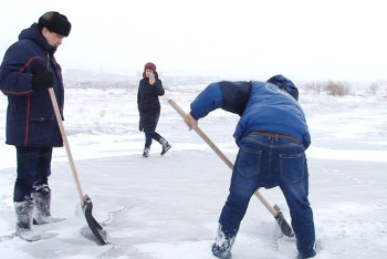 Ассоциация профессиональных экологов Казахстана взяла черный снег из Темиртау на экспертизу