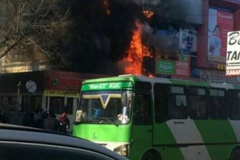 Крупный торговый центр горит в Талдыкоргане