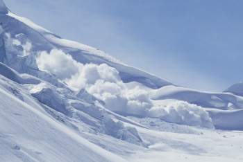 Фотография к новости: Как выжить при сходе снежной лавины, рассказали спасатели