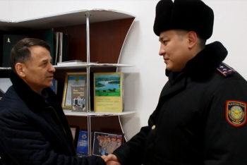 Полицейский вернул 845 тысяч тенге уснувшему на снегу павлодарцу