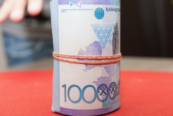 Директора театра имени Ауэзова уличили во взяточничестве