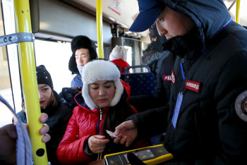 Фотография к новости: В автобусах Астаны начали "ловить" и наказывать безбилетных пассажиров