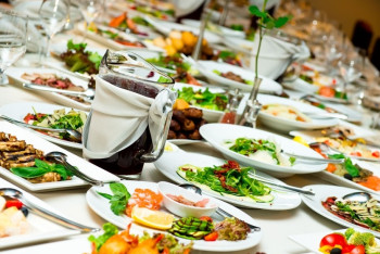 Фотография к новости: Актюбинцы сливают продукты в канализацию