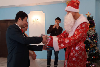 Фотография к новости: Молодоженам Актобе регистрацию брака провели Дед Мороз и Снегурочка