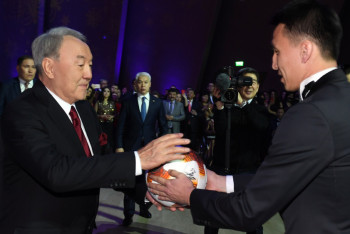 Фотография к новости: «Победный» мяч подарили Назарбаеву футболисты «Астаны»